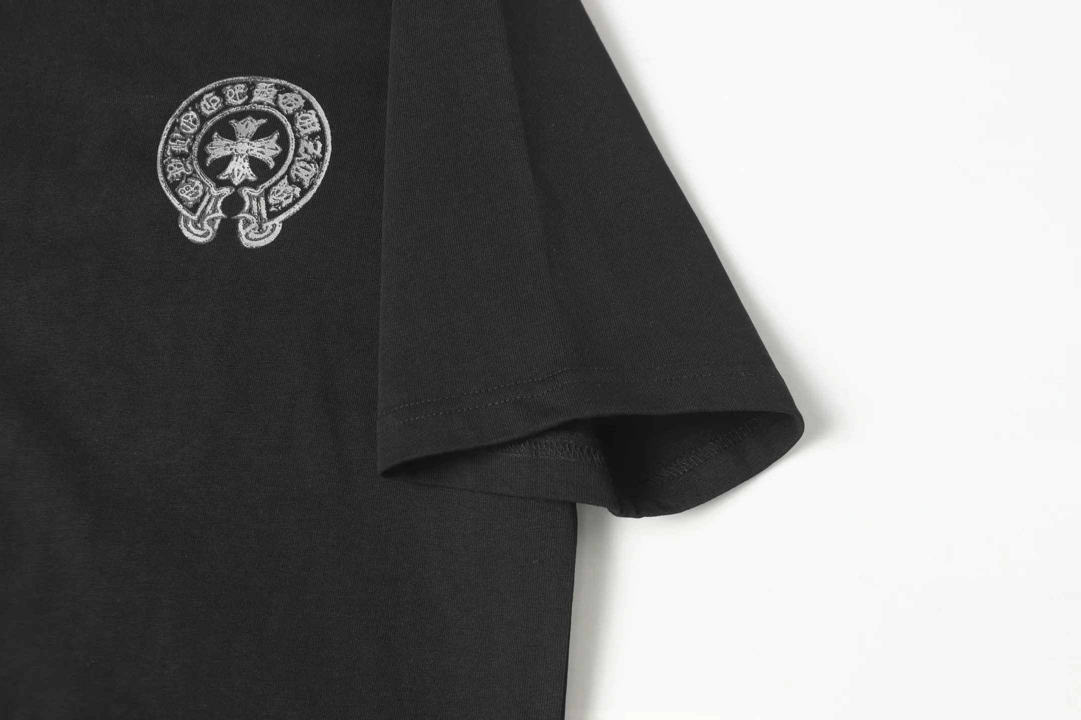 P170 Chrome Hearts CH Chrome Hearts Sanskrit cross printed short-sleeved T-shirt Printed by direct injection imported machine Hardware and accessories are all milled and customized Correctly configured Black 2025 Chrome Hearts authentic packaging 280 grams of custom-dyed double-yarn cotton Large version Loose and stylish Differentiated from lower versions, slim and long version with upper body and lower hips 100% commitment: top quality No fast food The highest version on the market Top quality - different from the ordinary versions on the market If you care about quality You must also respect the price. Absolutely zero after-sales service. The return rate so far is 0. It’s hard not to love the style. - 280g double yarn cotton custom-dyed fabric. - Correct high-density main mark. Washed tag. Hand-sewn.